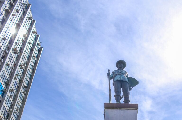 Conheça a verdadeira história por trás do monumento ao bandeirante no centro de Goiânia