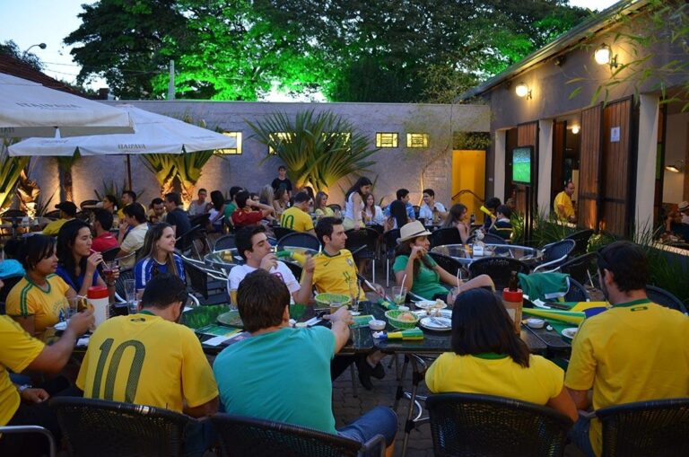 13 lugares em Goiânia que vão abrir mais cedo para você assistir aos jogos do Brasil na Copa