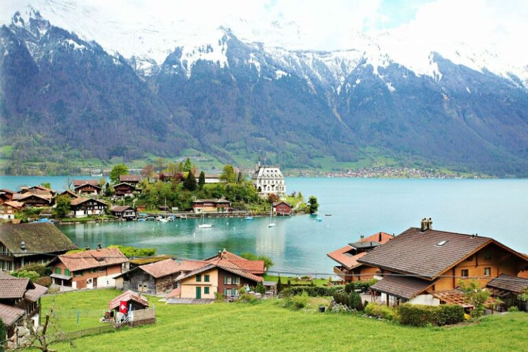 Este pedacinho do paraíso nos alpes da Suíça oferece 82 mil reais para quem mudar para lá