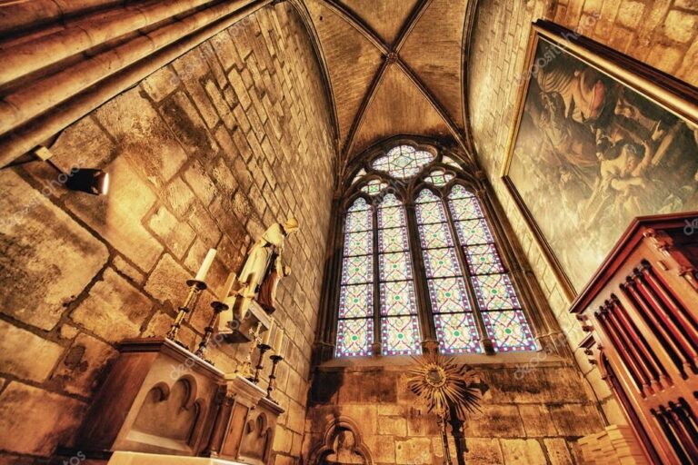 Conhecida por sua arquitetura gótica, Catedral de Notre-Dame é o ponto turístico mais visitado em Paris