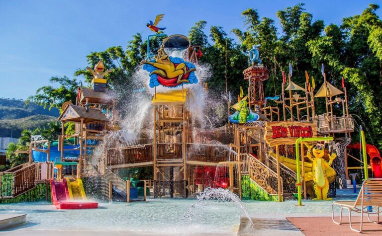 Com águas naturalmente quentes, Hot Park é considerado um dos melhores complexos aquáticos do mundo