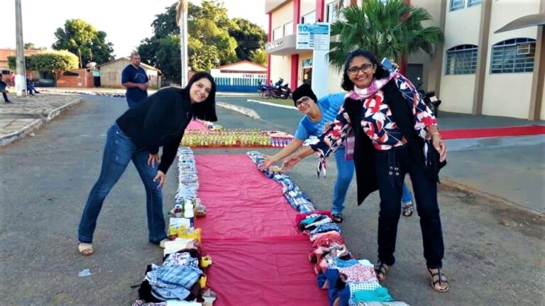 Tapetes de Corpus Christi são substituídos por doações de roupas e alimentos em Minaçu, interior de Goiás