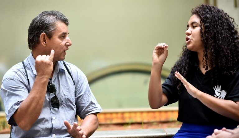 6 Lugares para aprender Libras em Goiânia