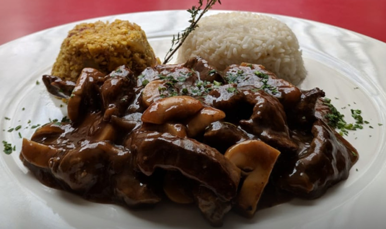 Restaurante Ipê do Castro’s Park Hotel mistura gastronomia internacional e feijoada em Goiânia