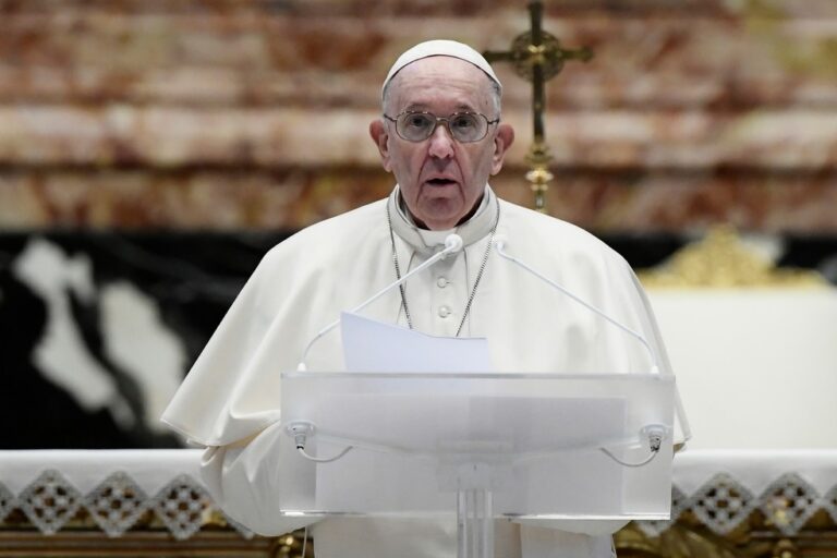 Em vigília de Páscoa, Papa Francisco afirma esperar por dias melhores pós-pandemia