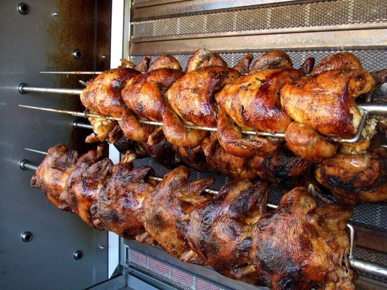 Frango assado em Goiânia: roteiro raiz pra quem ama a boa e velha televisão de cachorro