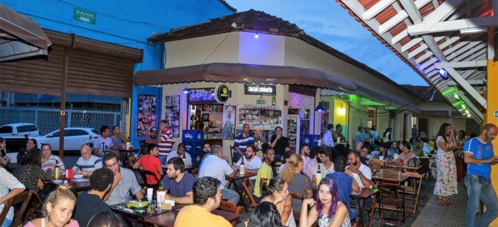 6 bares de Goiânia para jogar sinuca e se divertir com os amigos