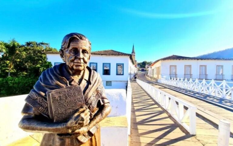 Estátua de Cora Coralina volta a ser monumento visível na Cidade de Goiás