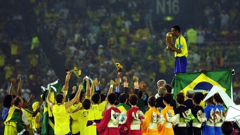 No dia do futebol relembre as 5 vezes que o Brasil levantou a taça da Copa do Mundo