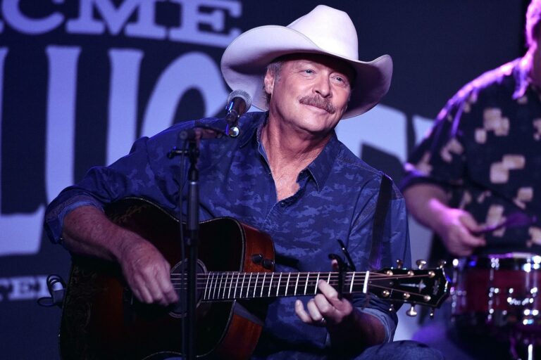 Cantor country Alan Jackson revela doença neurológica sem cura