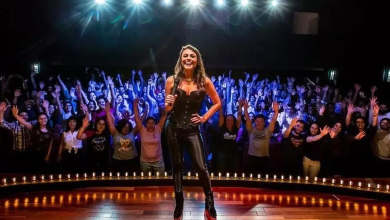 Bruna Louise faz show de stand up em Goiânia