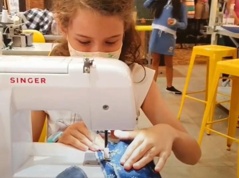 Projeto na região da 44 oferece oficinas  de moda para as crianças nas férias