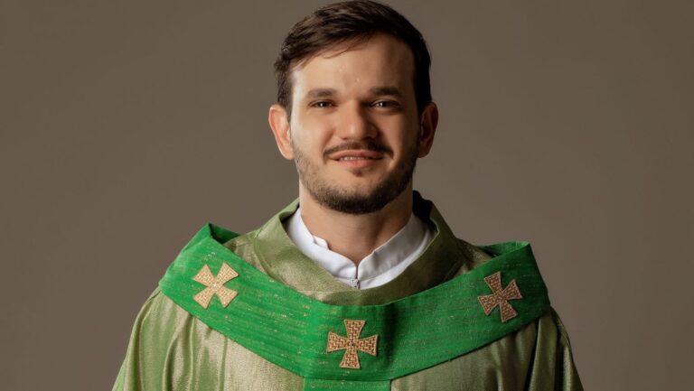 Especial de comédia com Padre Patrick chega a Goiânia