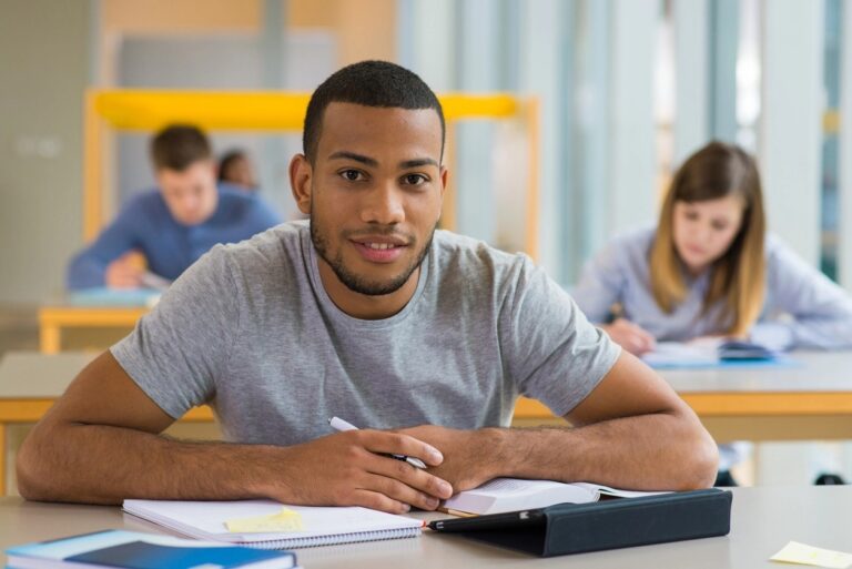 Curso pré vestibular de Goiás envia simulados do ENEM para alunos; veja como receber