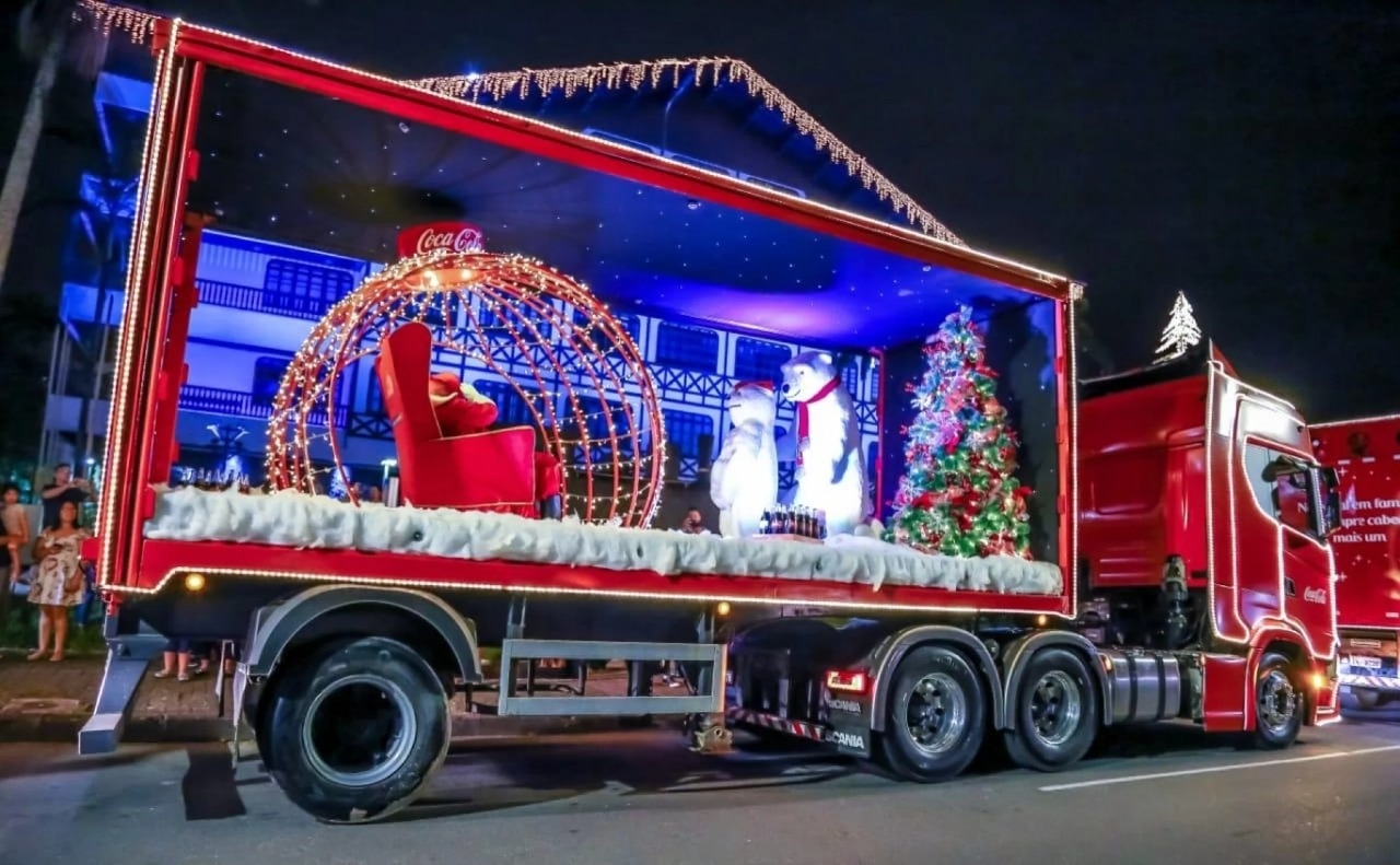 Caravana iluminada de Natal da Coca Cola chega em Goi s Curta