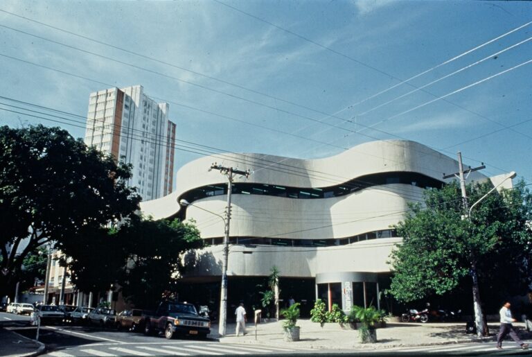 Banco no centro de Goiânia tem prédio histórico assinado por ícone da arquitetura