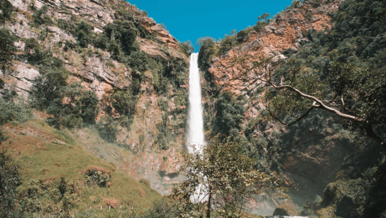 Maior cachoeira acessível do Brasil fica em Goiás