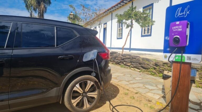 Pirenópolis ganha primeira estação pública de recarga para veículos elétricos