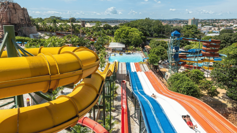 Caldas Novas (GO): 7 parques aquáticos perfeitos para relaxar em família