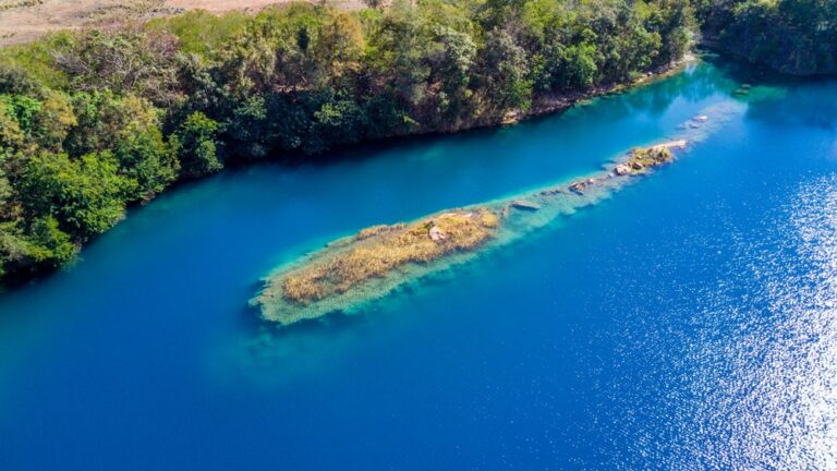 Cidade goiana abriga apaixonante lago azul, segredos milenares e aventuras radicais