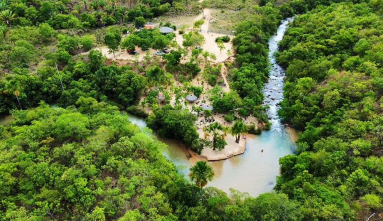 Praia de água doce cristalina na divisa de Goiás e Tocantins é um oásis que está atraindo turistas do mundo inteiro