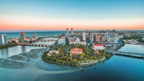 Recife, com sua rica história, cultura vibrante e belas paisagens, é um destino que promete encantar qualquer visitante