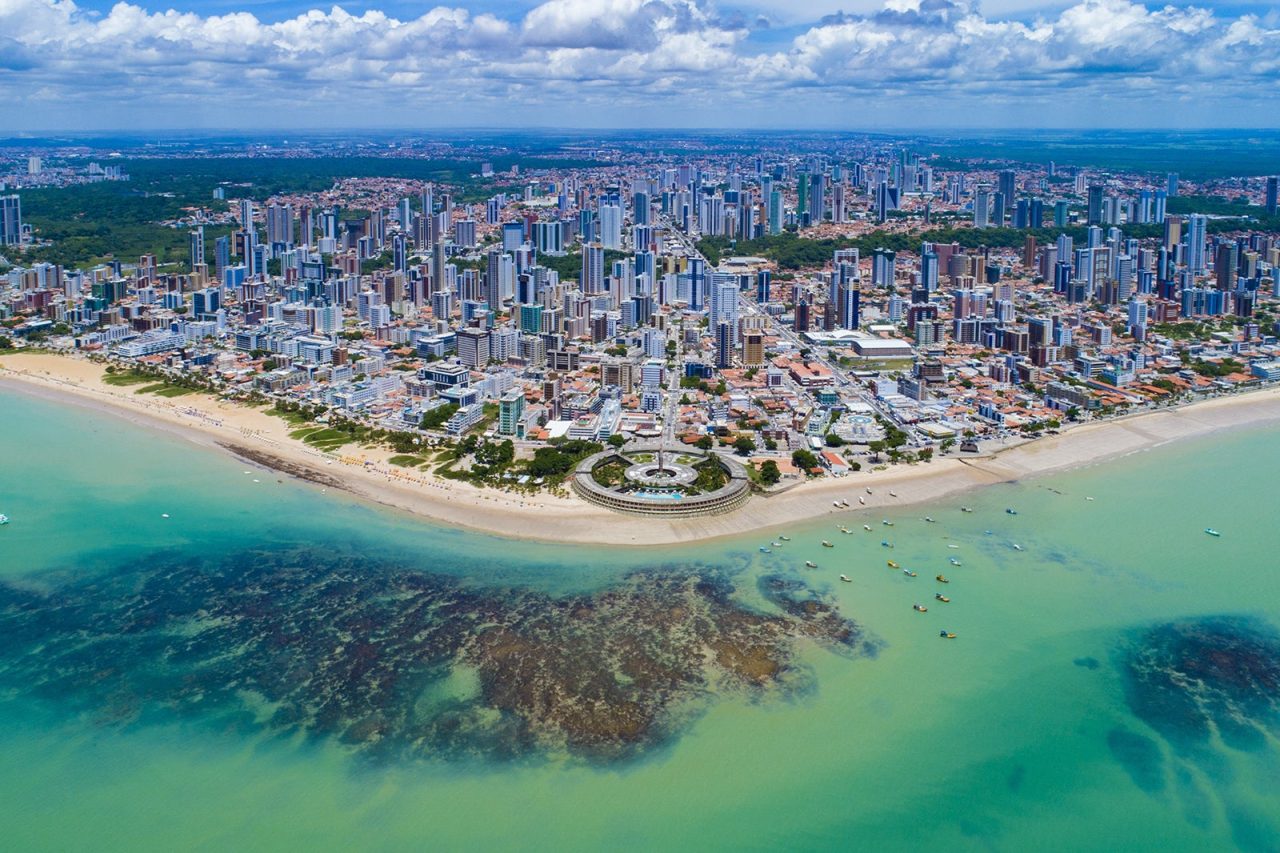 João Pessoa tem praias paradisíacas e tem diversas atrações para os turistas que gostam de praias tranquilas e não dispensam visitar alguns pontos históricos nas suas viagens.