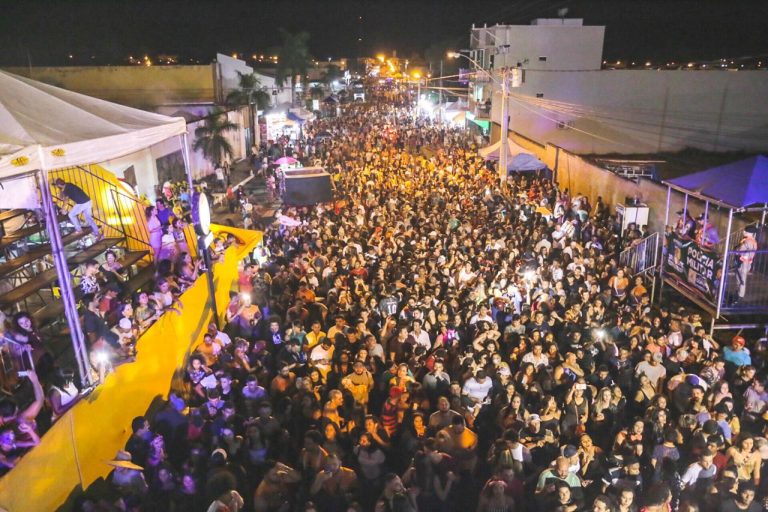 Cidade do interior do Tocantins é reduto dos goianos apaixonados por carnaval de rua