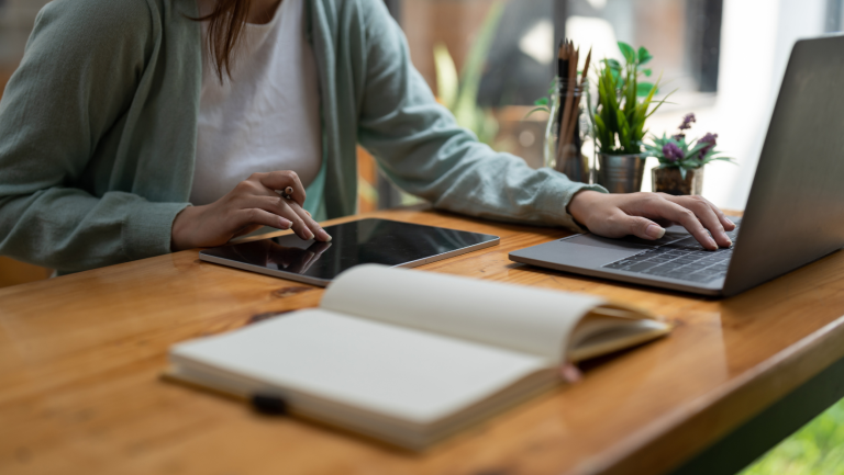 Plataforma disponibiliza mais de 600 cursos gratuitos profissionalizantes