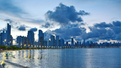 A Orla de Balneário Camboriú é repleta de arranhas-céus