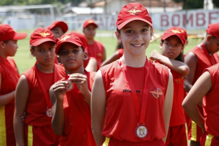 Turma de bombeiros mirins recebem diploma em Goiânia