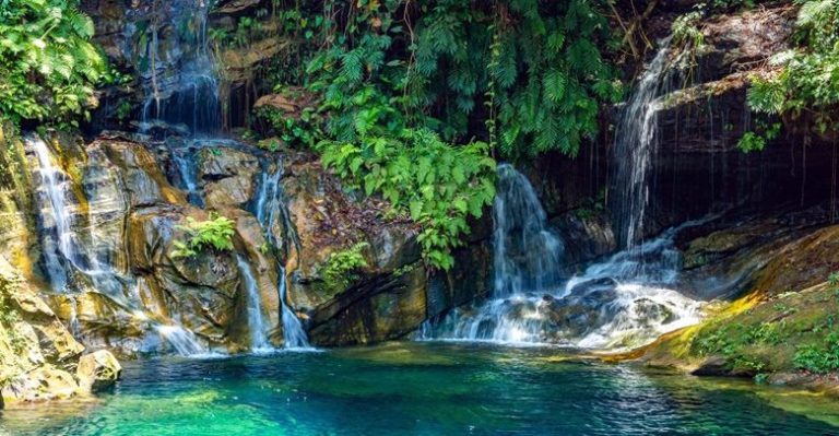 Chapada do nordeste brasileiro tem poço azul apaixonante