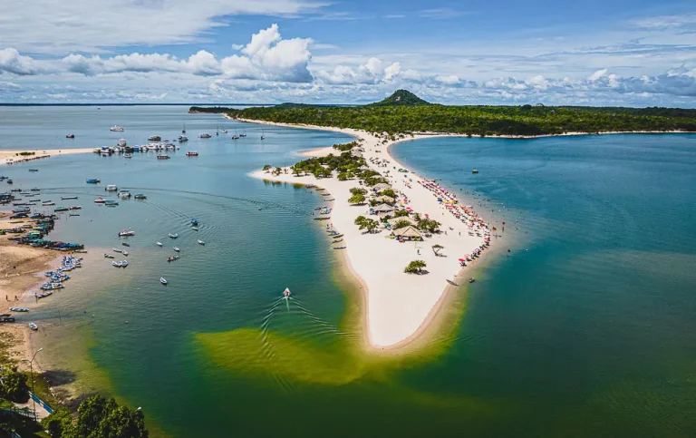 Fantástica vila de pescadores na Amazônia brasileira é comparada ao Caribe e atrai turistas do mundo todo