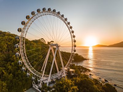 Com mais de 80 metros de altura, a roda gigante dá uma visão incrível da cidade
