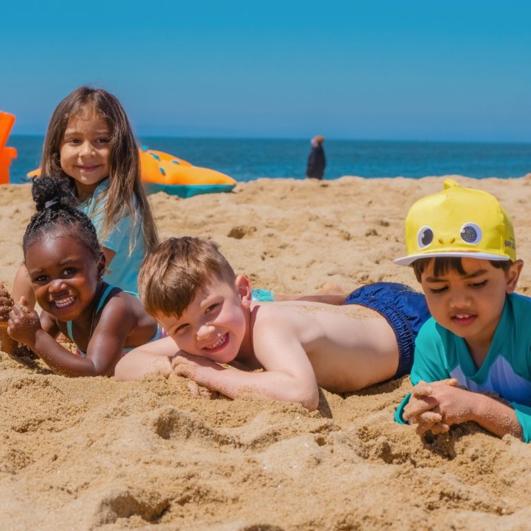 Conheça as 5 melhores praias brasileiras para levar as crianças