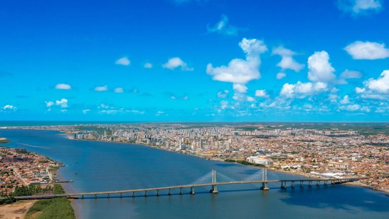 Capital do nordeste atrai famílias apaixonadas em praia, sossego e boa gastronomia