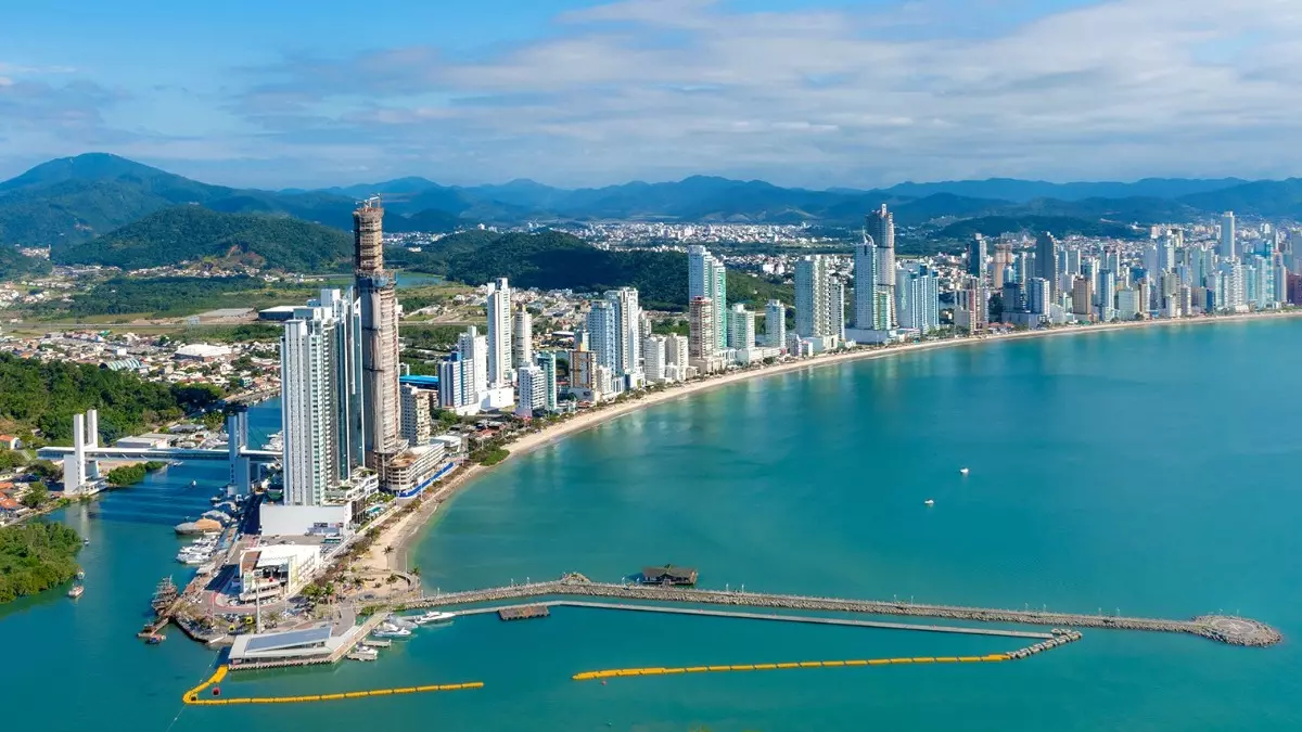 Florianópolis, a capital de Santa Catarina, é um tesouro de belezas naturais e riqueza cultural. Neste artigo, mergulhamos na fascinante herança açoriana da cidade, explorando desde suas praias icônicas até seus festivais culturais e marcos históricos, revelando porque Florianópolis é um destino imperdível para viajantes e amantes da história e cultura brasileiras.