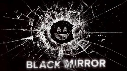Black Mirror estreou no Reino Unido em 2011, com histórias que misturavam tecnologia e seus efeitos na sociedade. A antologia conta com episódios bizarros, cheios de ideias que pareciam distantes da realidade, mas que aos poucos foram se tornando mais comuns no nosso dia a dia.