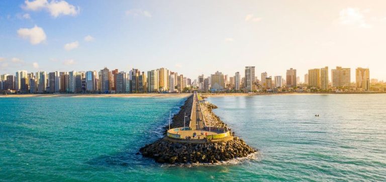 Capital do nordeste foi construída pelos holandeses encanta turistas com o azul perfeito do mar