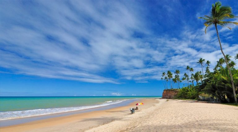 Praia considerada a primeira do Brasil é um verdadeiro deleite para a temporada de férias