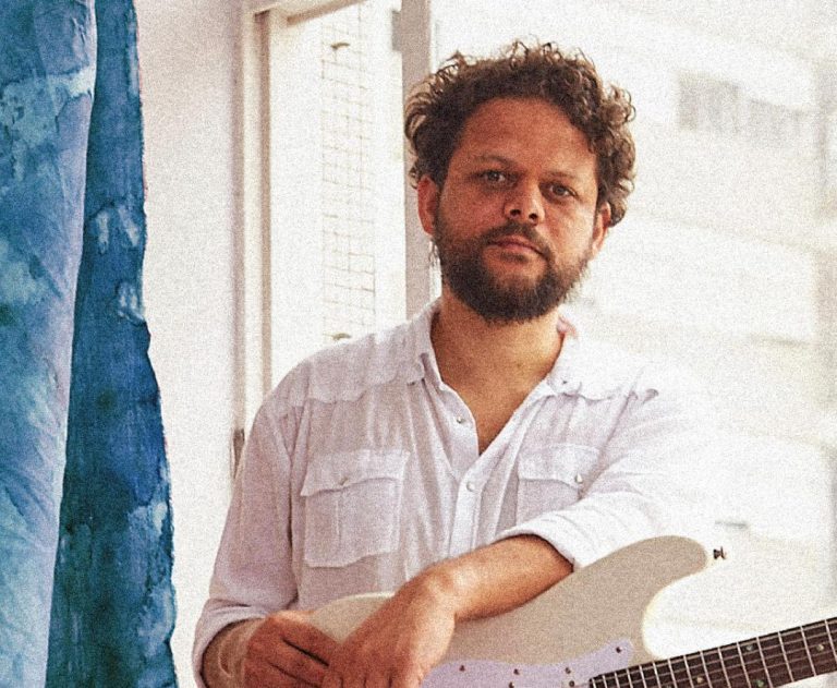Cantor Marcos Almeida anuncia releitura de grande clássico de Gilberto Gil