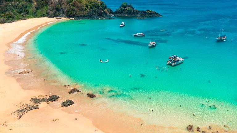 Conheça a praia eleita a melhor do mundo e ela fica no Brasil