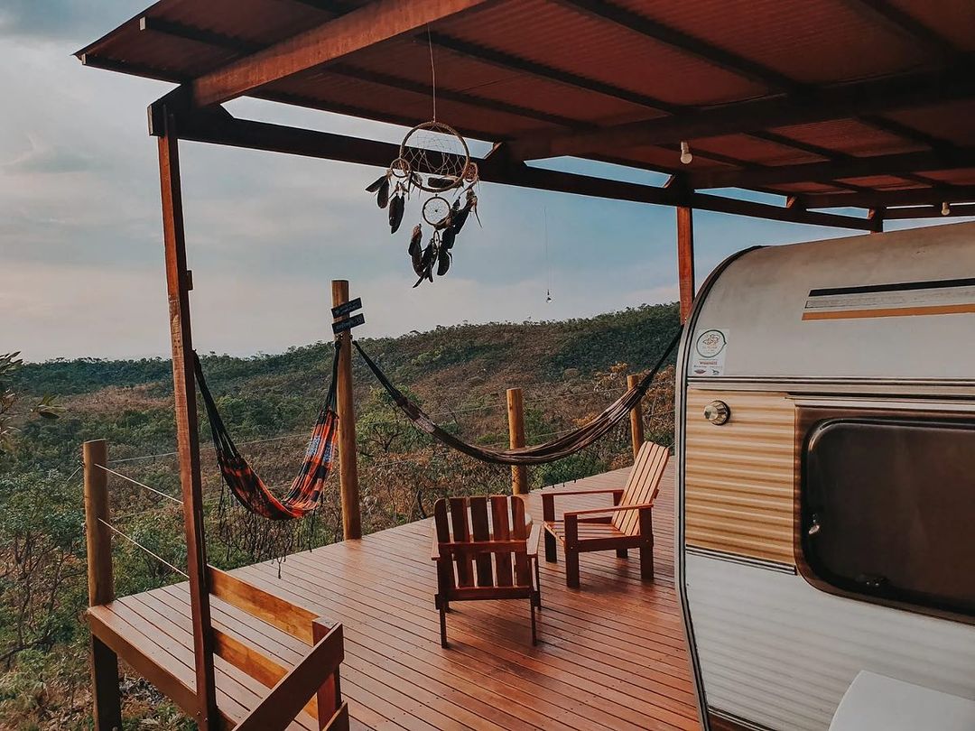Descobrimos lugares em Goiás onde você se hospeda em trailers de alto padrão em meio à natureza exuberante do Cerrado