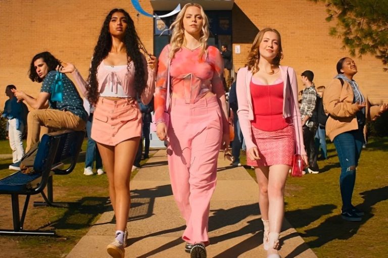 Meninas Malvadas (2024) é um ‘refresh’ desnecessário para o clássico de 2004, mas ainda bem-vindo