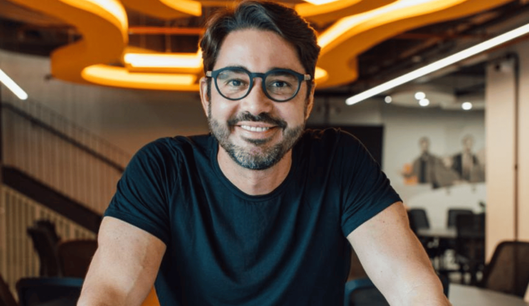 Marcelo Albuquerque, fundador do guia Curta Mais, recebe Título de Cidadão Goiano