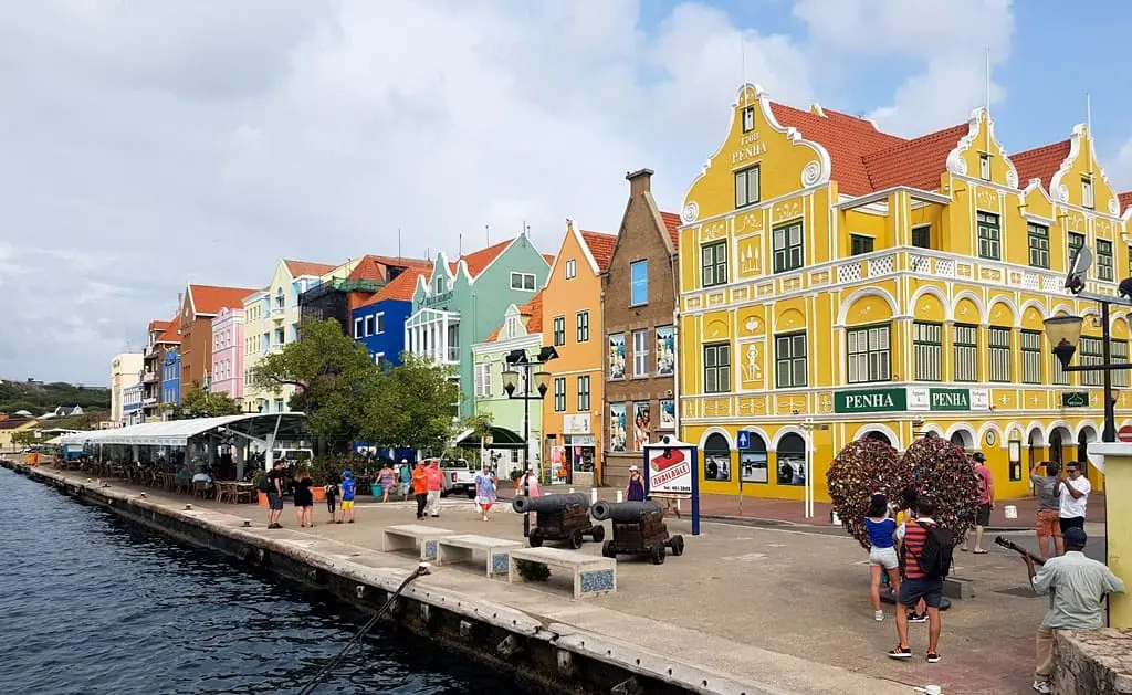 Dutch colonial buildings in Willemstad min