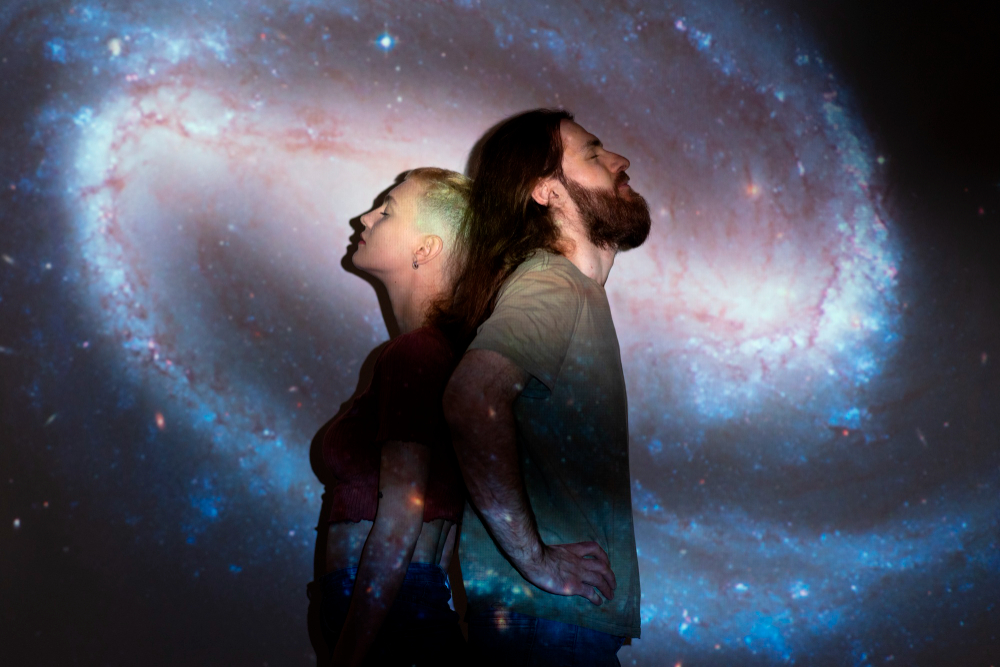 retrato de homem e mulher posando com textura de projecao do universo