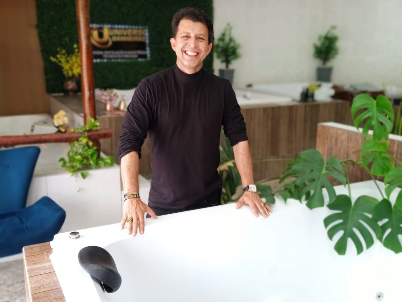 Anderson Luiz Silva de Freitas, de Goiânia, em sua trajetória inspiradora: de auxiliar de jardinagem a ícone no mercado de banheiras de luxo, exemplificando a verdadeira essência da transformação e do sucesso através da perseverança e inovação