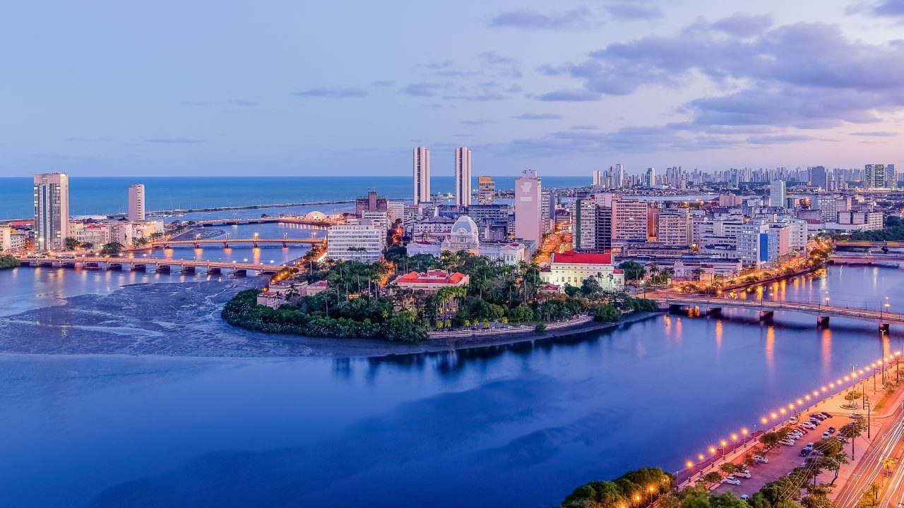 Recife, a deslumbrante Veneza Brasileira, onde a riqueza histórica se encontra com a beleza natural.