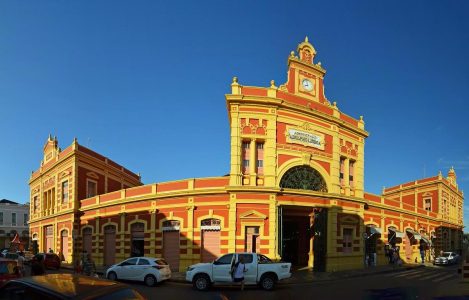 Localizado às margens do Rio Negro, no Centro Histórico agitado de Manaus, o Mercado Adolpho Lisboa foi completamente restaurado e reaberto em 2013, preservando o estilo Art Nouveau. Foto; Canva